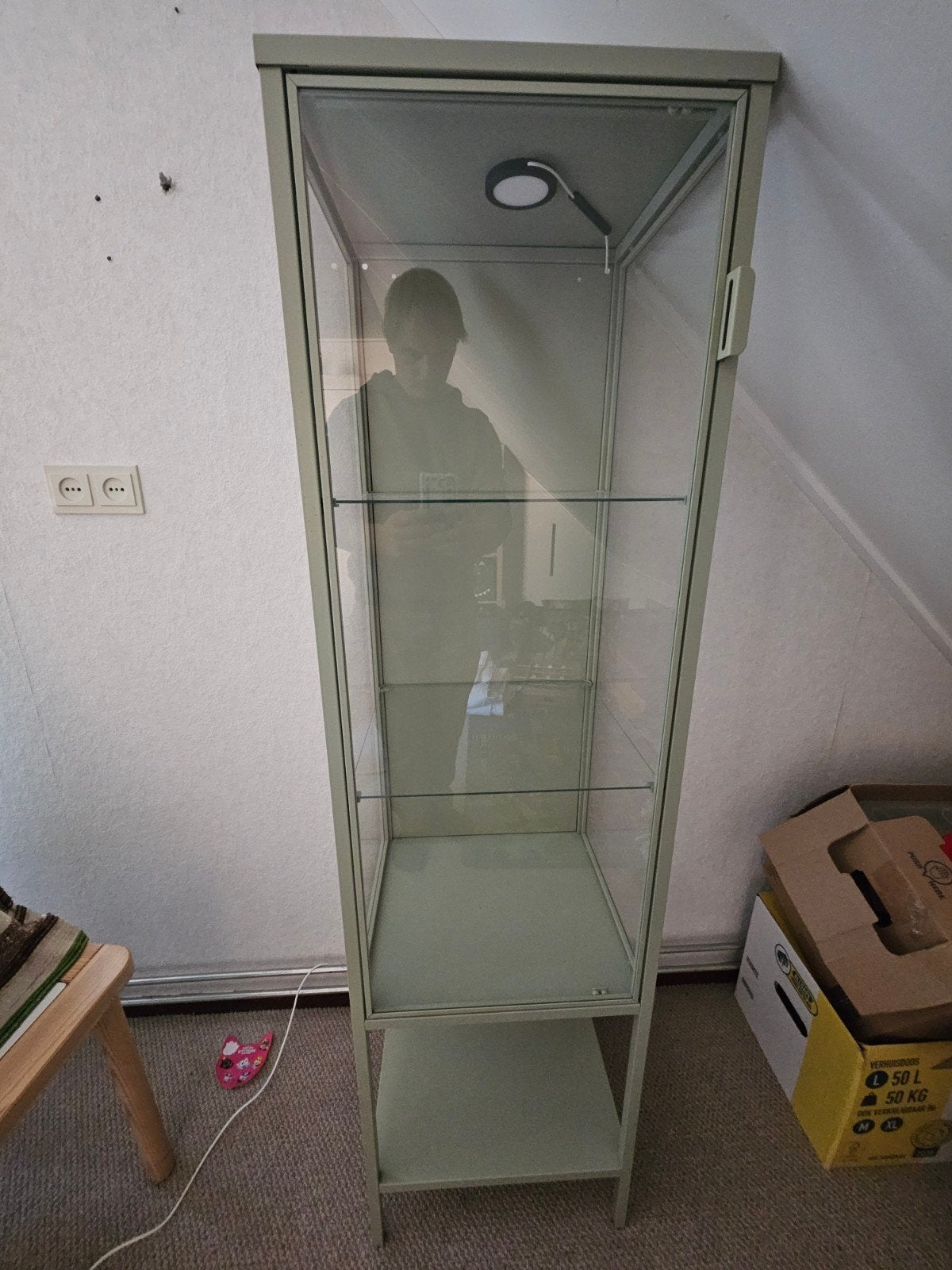 IKEA Vitrinekast met verlichting, zo goed als nieuw, Huis en Inrichting, Ophalen, Minder dan 50 cm, Met deur(en), Zo goed als nieuw