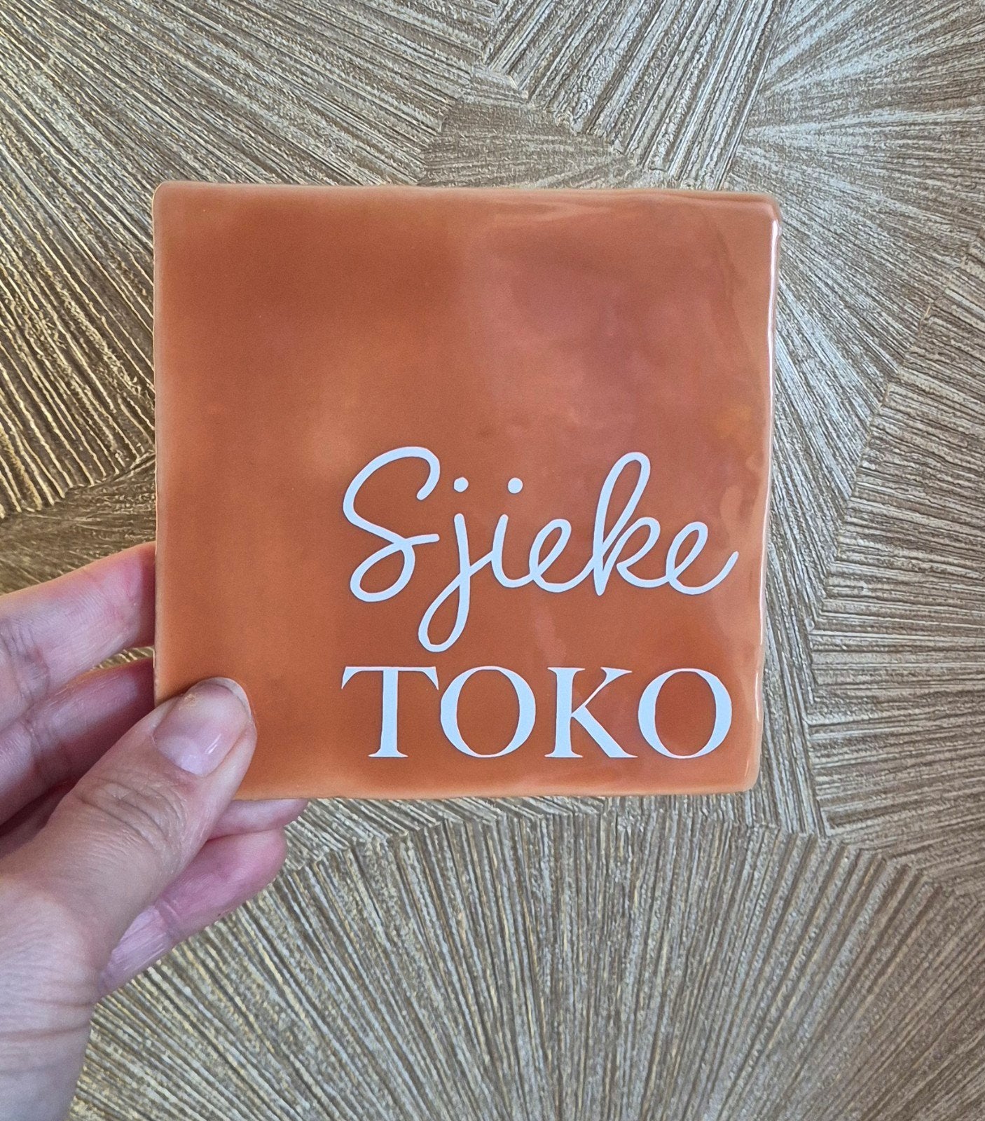 Tegel met tekst - Sjieke Toko, Antiek en Kunst, Ophalen of Verzenden