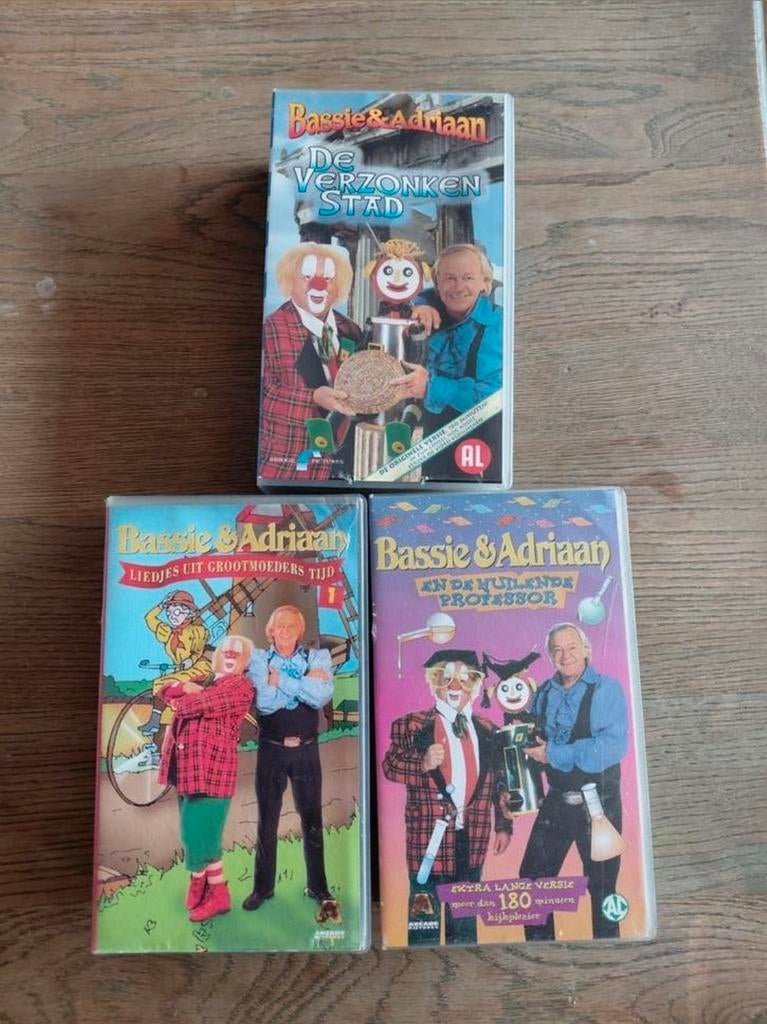 3 Dubbel Videoband Box Sets van Bassie en Adriaan., Cd's en Dvd's, VHS | Kinderen en Jeugd, Gebruikt, Alle leeftijden, Kinderprogramma's en -films