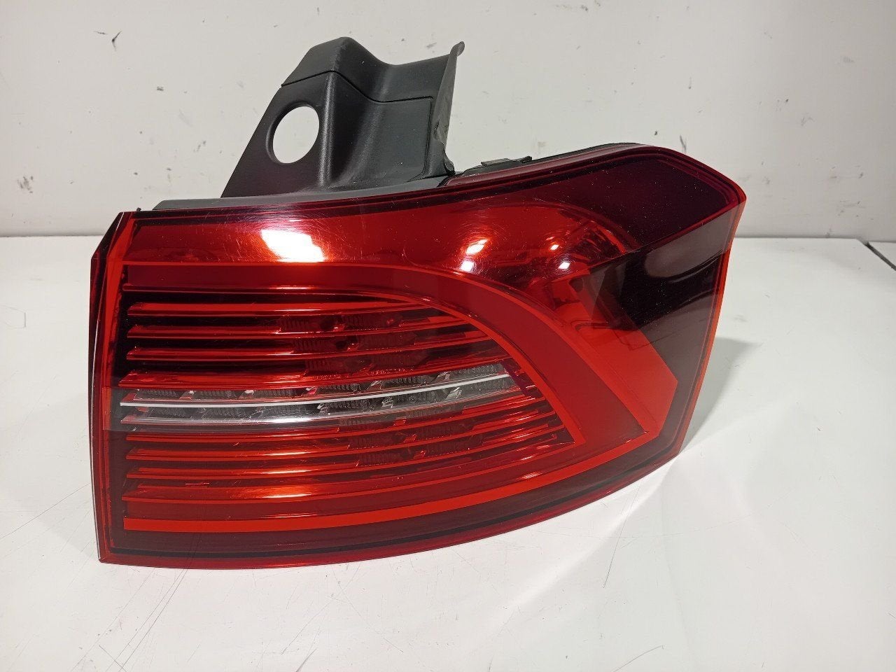 Achterlicht carrosserie rechts Volkswagen Passat, Onderdelen@venauto.nl, Van der Ven Autorecycling B.V., Gebruikt, Ettenseweg 76, 4706 PB Roosendaal, The Netherlands
