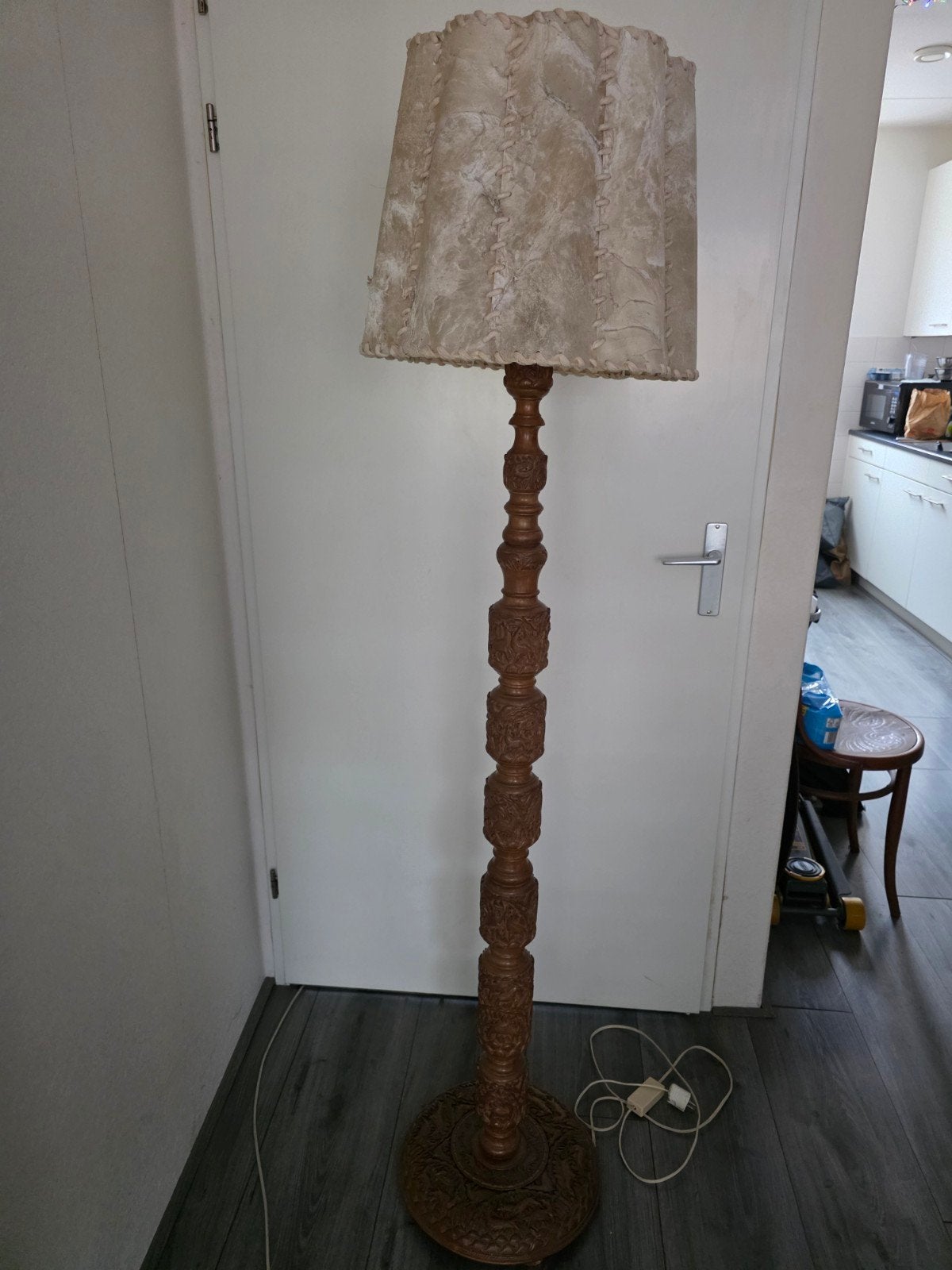 vol gesneden Balinese schemerlamp, Huis en Inrichting, Lampen | Vloerlampen, Ophalen, Zo goed als nieuw, 150 tot 200 cm