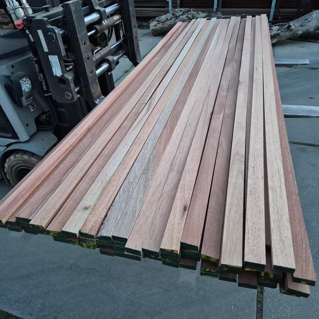 Partij B-keus Meranti latten/tengels/regels (70 stuks), Doe-het-zelf en Verbouw, Hout en Planken, Gebruikt, 25 tot 50 mm, Overige typen