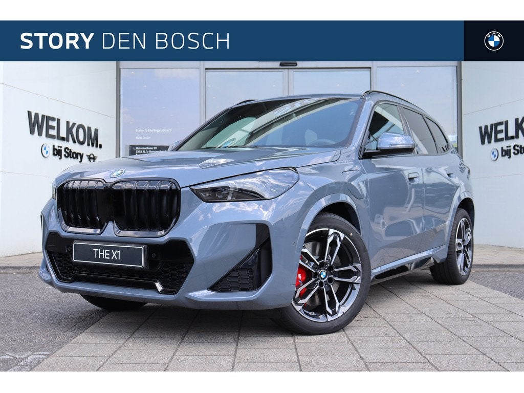 BMW X1 xDrive25e M Sport Automaat / Panoramadak / Trekhaak /, Auto's, BMW, Zwart, Bedrijf, Hybride Elektrisch/Benzine, 3 cilinders