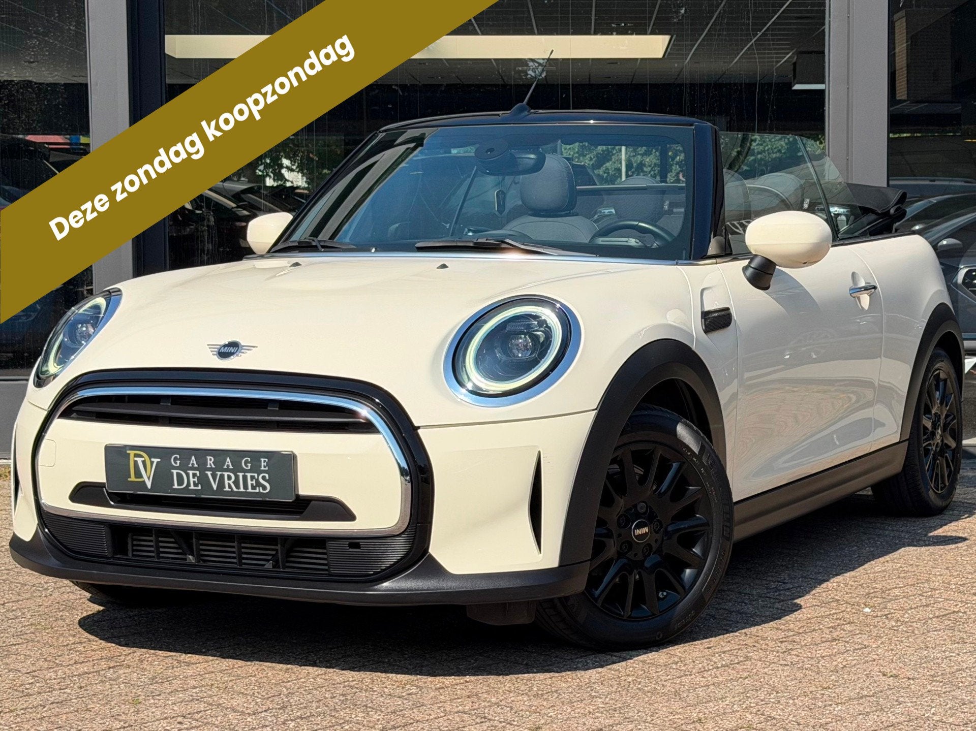 MINI Cabrio 1.5 Cooper MINI Yours Automaat Camera Climate Cr, Auto's, Dealer onderhouden, Gebruikt, Zwart, Cabriolet