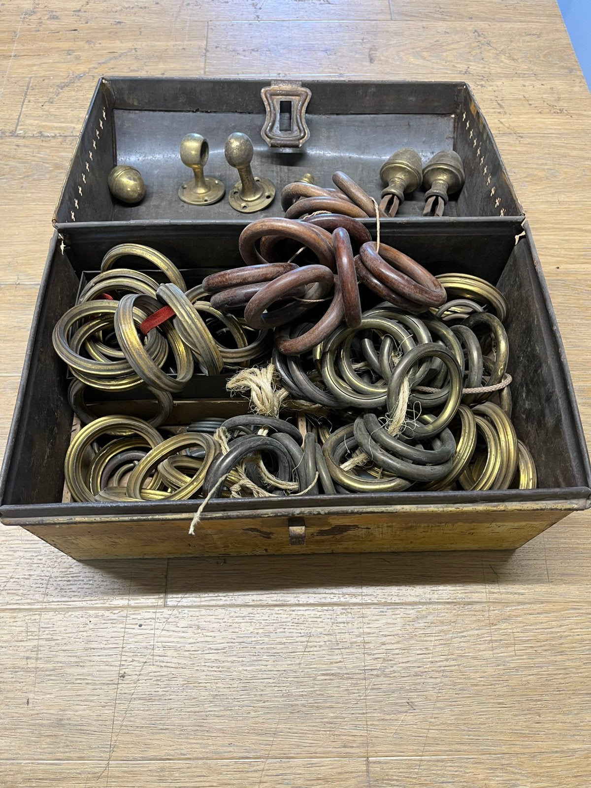 Antieke blikken kist met oude gordijnroede spullen, Antiek en Kunst, Ophalen of Verzenden