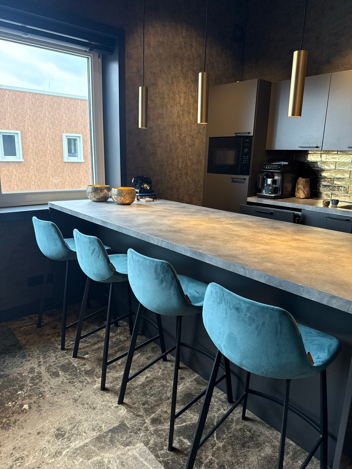 Set van 4 turquoise barkrukken, Huis en Inrichting, Barkrukken, Zo goed als nieuw, 60 tot 90 cm, Metaal, 4 krukken, Met voetsteun