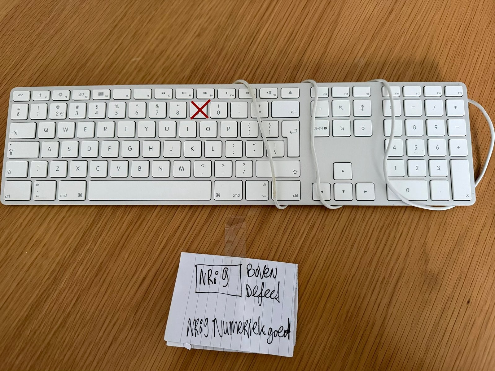 Apple aluminium usb toetsenbord met kleine defect, Computers en Software, Ophalen of Verzenden, Qwerty, Gebruikt, Bedraad