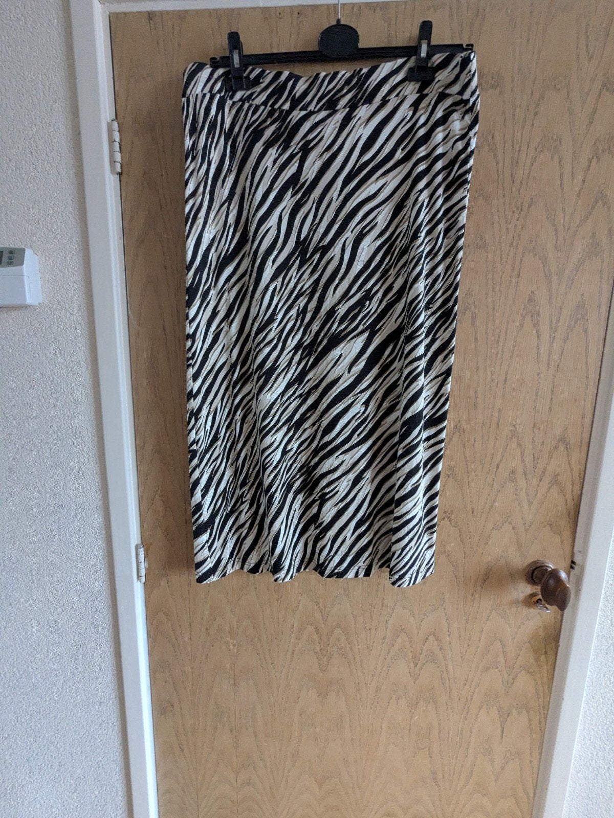 Dreamstar Zebraprint midi rok met split, Kleding | Dames, Rokken, Zo goed als nieuw, Maat 46/48 (XL) of groter, Zwart, Onder de knie