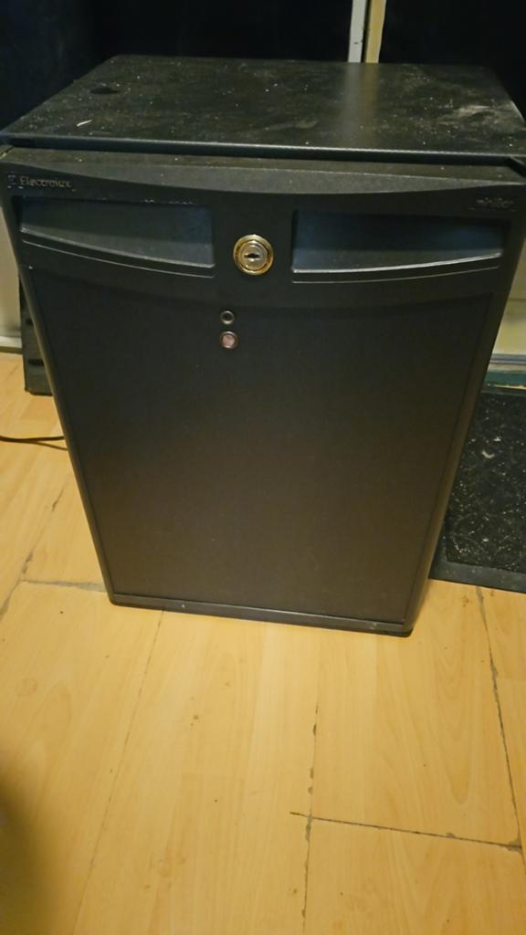 GRATIS Mini Bar KOELT NIET!!!!! Zondag 24/5 ophalen, Ophalen of Verzenden