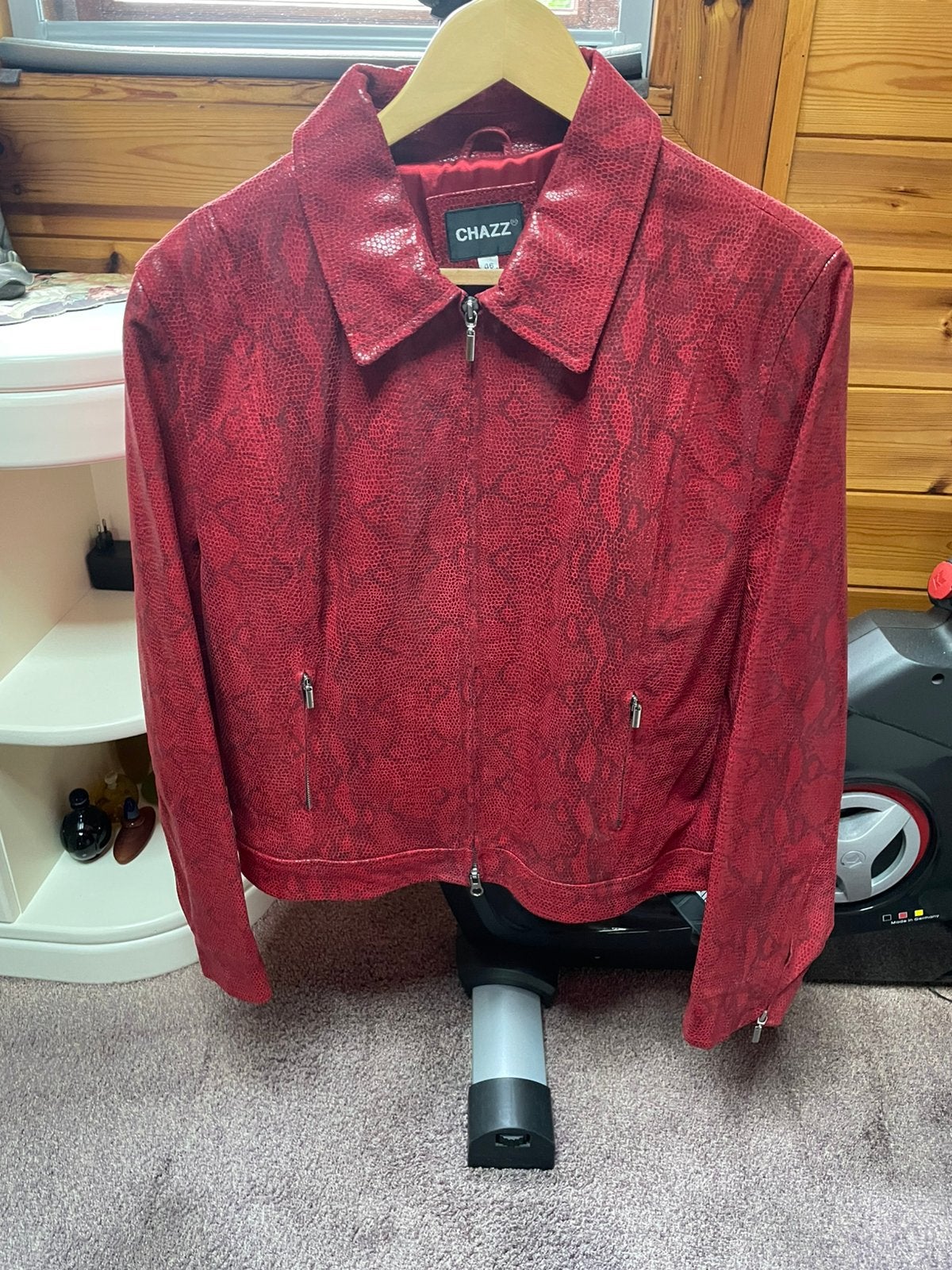 Te Koop: bordeauxrode leren jas met een zwart werkje, M 46, Kleding | Dames, Ophalen, Zo goed als nieuw, Maat 46/48 (XL) of groter