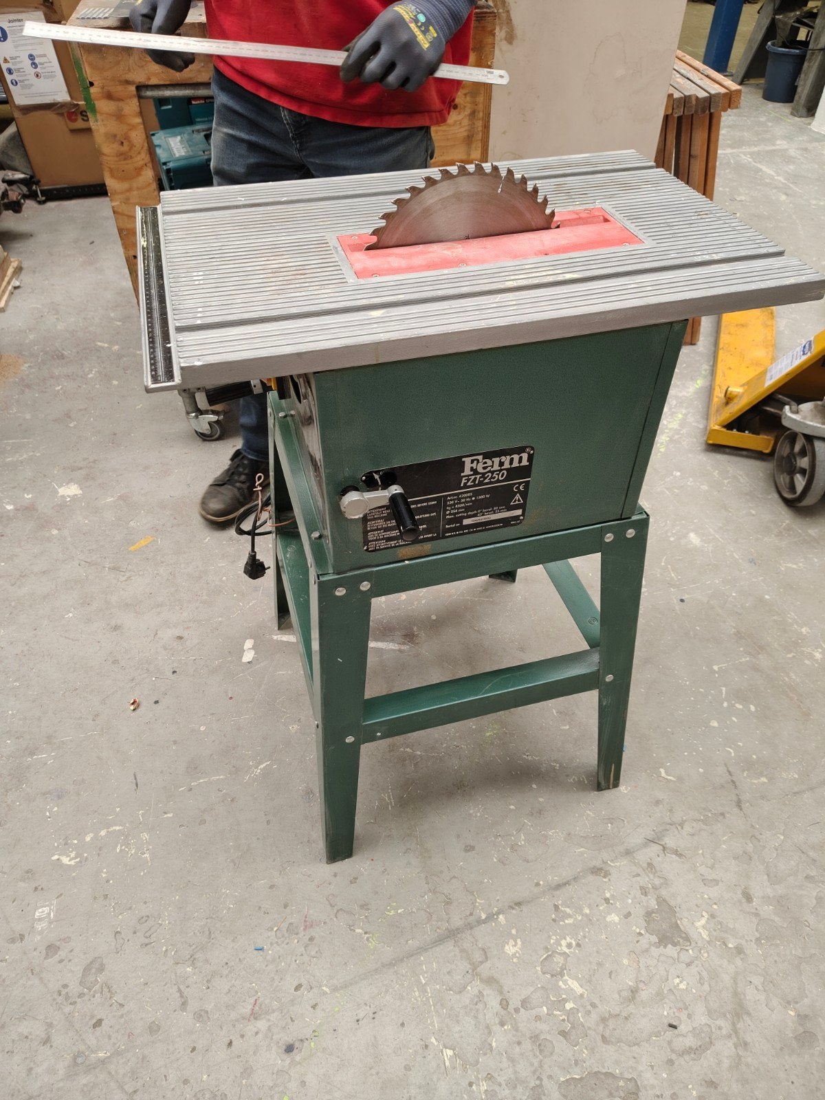 Ferm FZT-250 Tafelzaag - Krachtige Cirkelzaag, Doe-het-zelf en Verbouw, Ophalen, Gebruikt, Cirkelzaag, 70 mm of meer