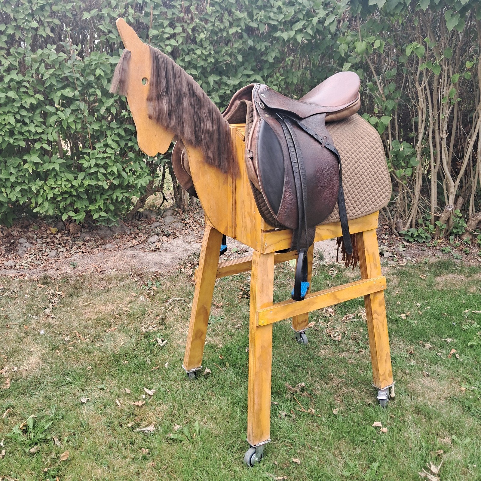 Groot houten paard met veel accessoires, Ophalen, Zo goed als nieuw, Rij- of Hobbelspeelgoed