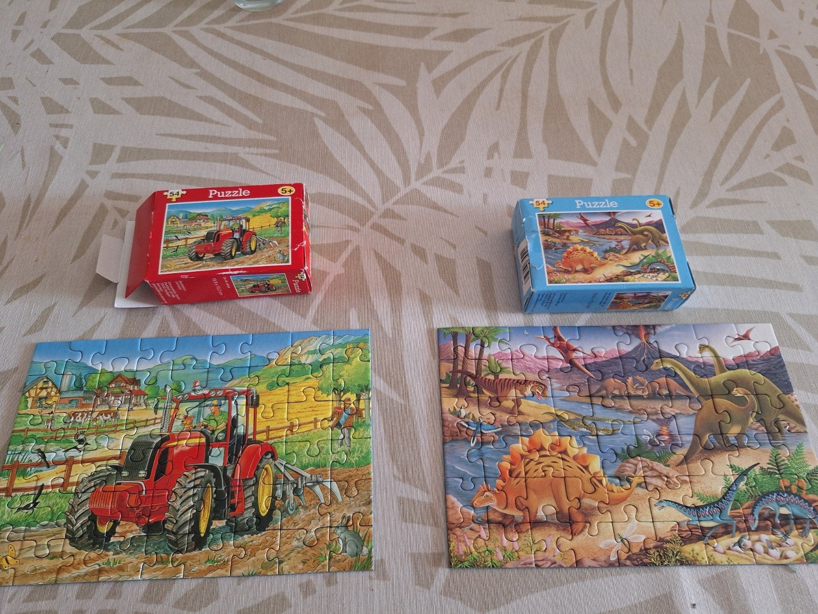 2 Puzzels 54 stukjes: Tractor en Dinosaurus, Ophalen of Verzenden, Meer dan 50 stukjes, Zo goed als nieuw