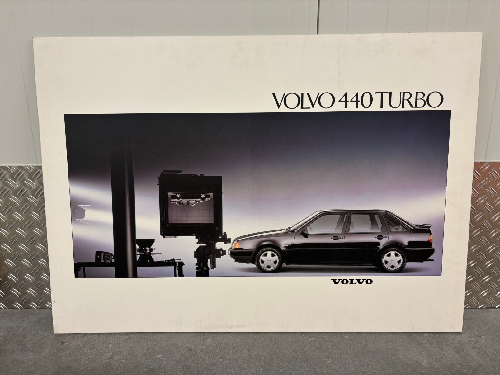 Showroomdisplay Volvo 440 Turbo - 100x70cm, Ophalen, Zo goed als nieuw, Auto's