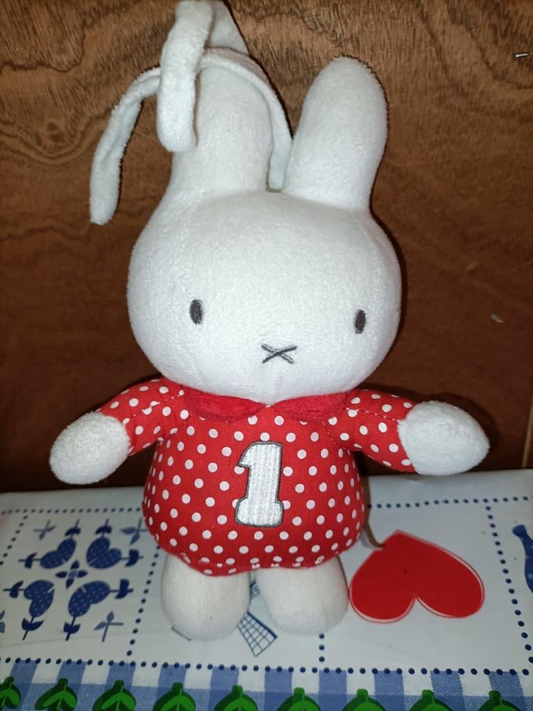Nijntje knuffel rood met witte stippen met liedje, Ophalen of Verzenden, Zo goed als nieuw, Konijn