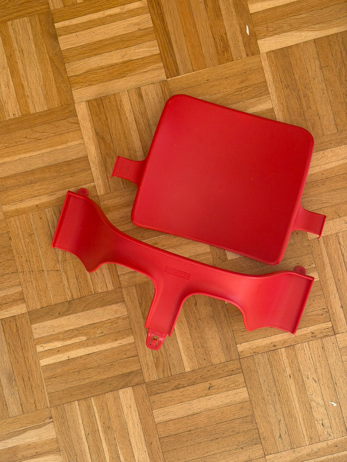 Stokke kinderzitje rood en tafelblad, Ophalen, Zo goed als nieuw, Meegroeistoel