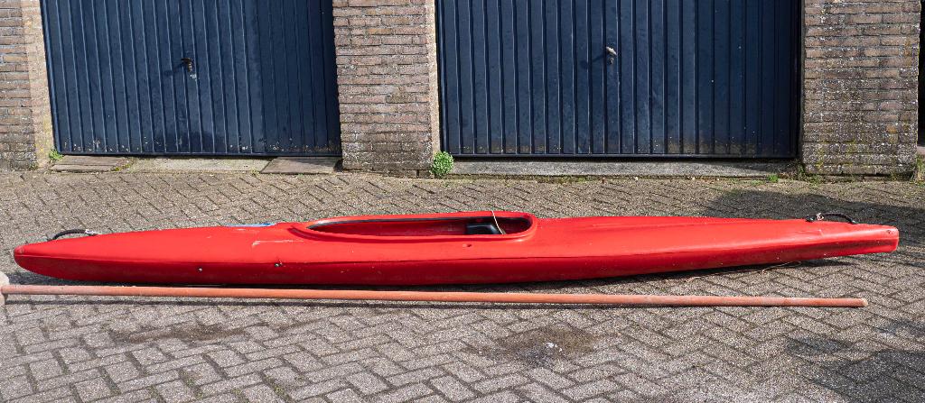 Stabiele Rode Boreal kayak met skeg en peddels. L= 4,10 mtr, Watersport en Boten, Kano's, Ophalen, Gebruikt, Eén persoon, Met peddels