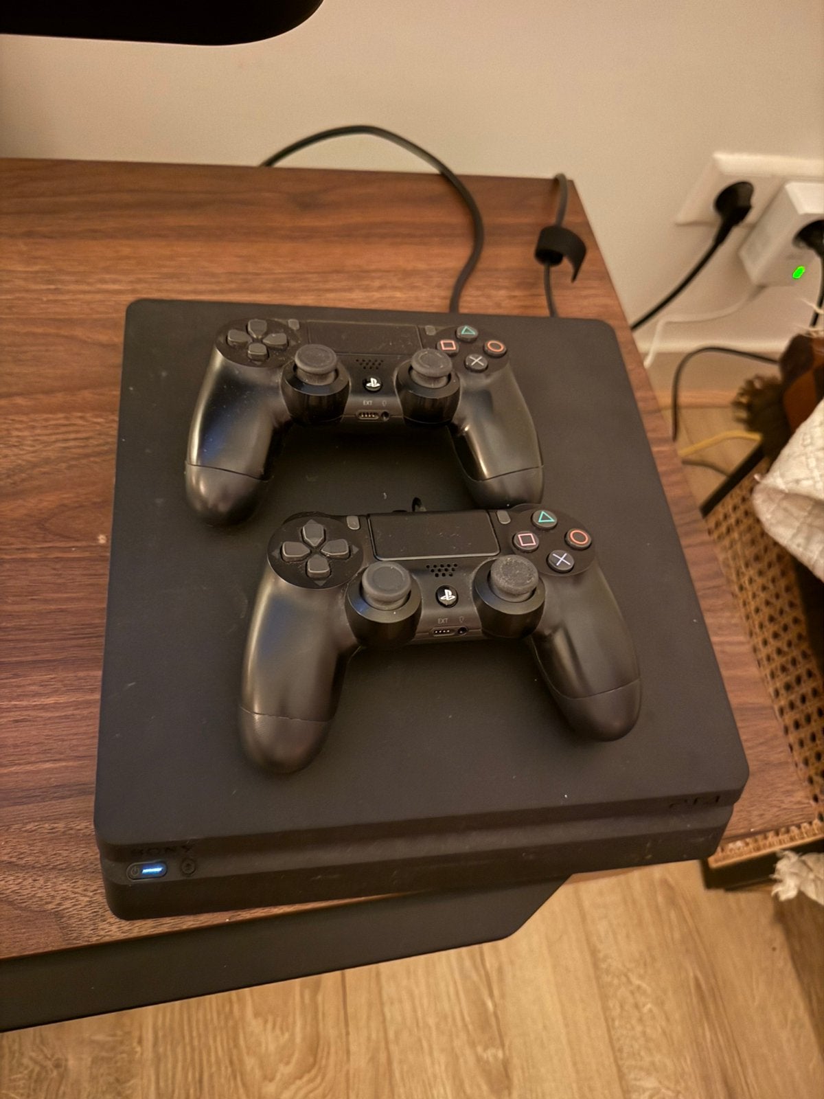 PlayStation 4 Slim + 2 controllers, Spelcomputers en Games, Ophalen of Verzenden, Zo goed als nieuw, Met 2 controllers, Slim