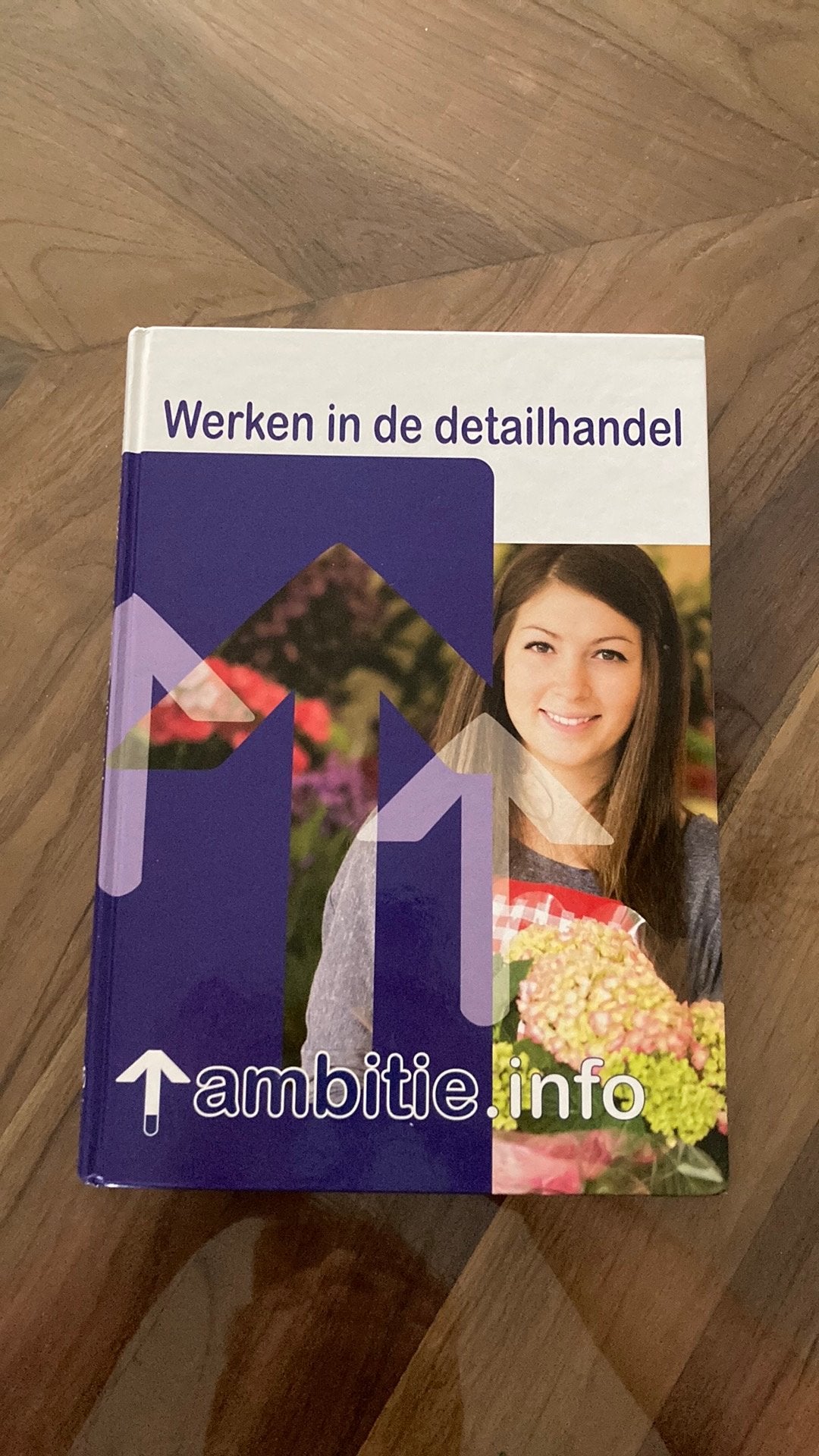 R. van Midde - Werken in de detailhandel, Ophalen of Verzenden, Zo goed als nieuw, R. van Midde; L. Kroes; C. Bakker, Nederlands