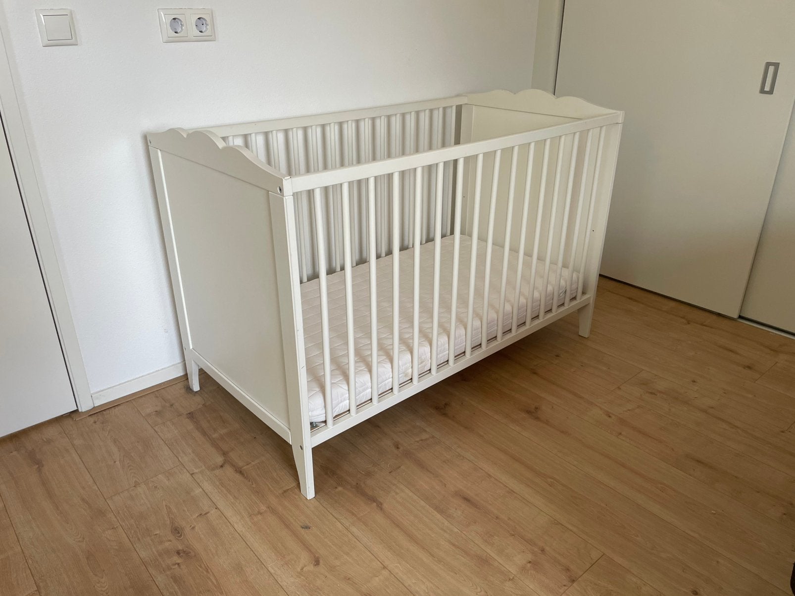 Wit kinderledikantje, Kinderen en Baby's, Kinderkamer | Complete kinderkamers, Ophalen of Verzenden, Zo goed als nieuw, Jongetje of Meisje