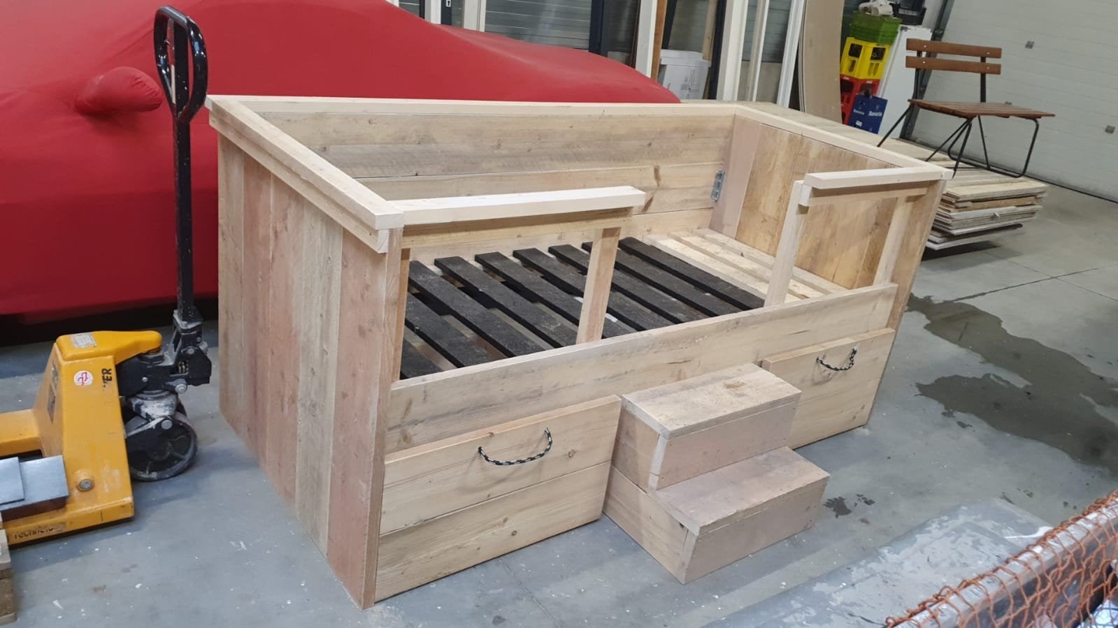 Stevig houten kinderbed met opberglades en trapje, Ophalen, 85 tot 100 cm, Zo goed als nieuw, Lattenbodem