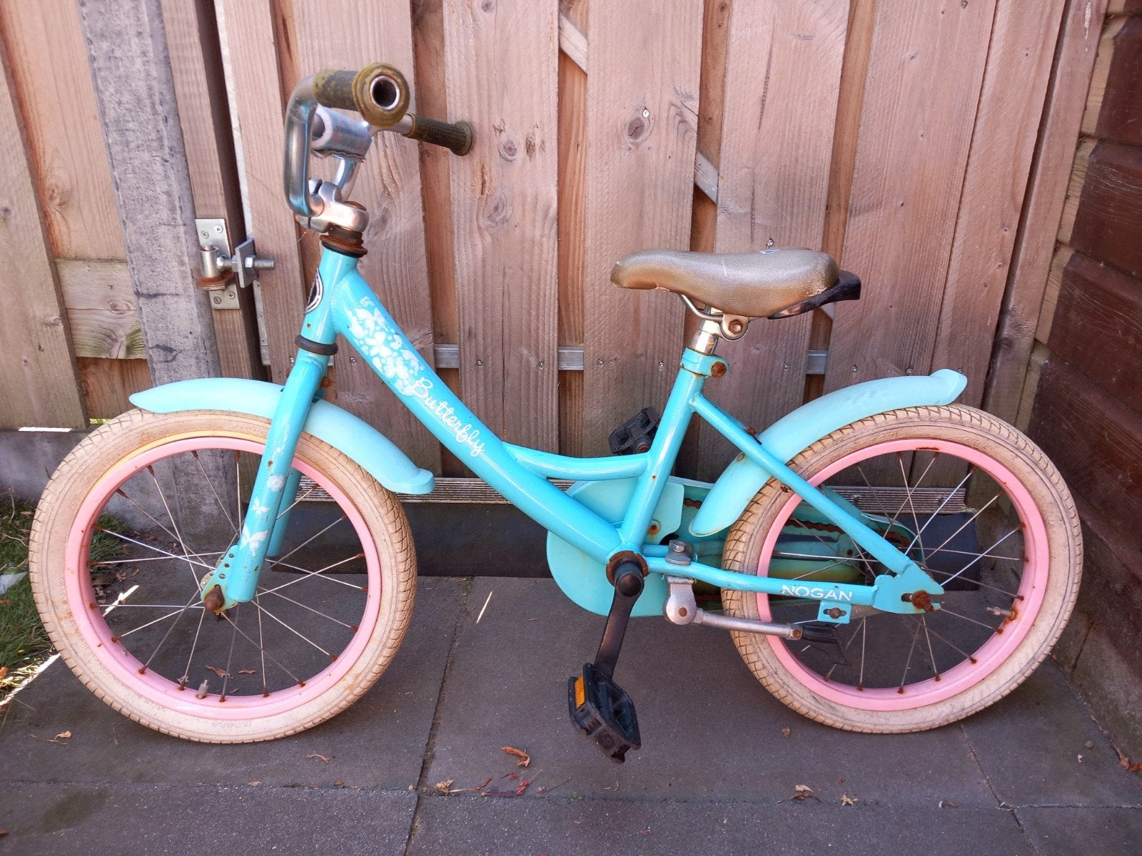 Kinderfiets Nogan Butterfly - beide banden lek 16 inch, Fietsen en Brommers, Fietsen | Kinderfietsjes, Ophalen, Terugtraprem, Nogan
