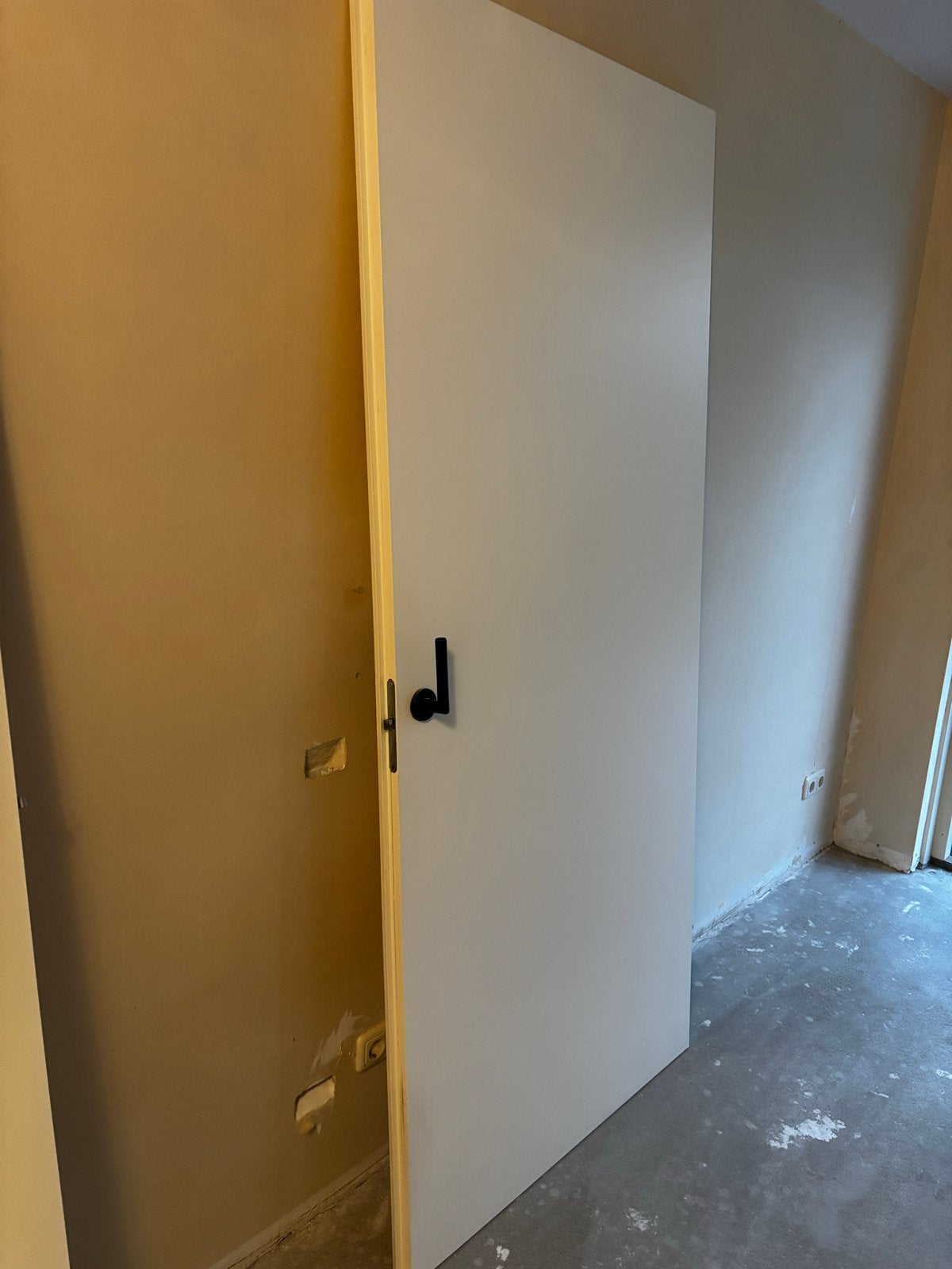 Binnendeur wit met zwart deurbeslag, 80 tot 100 cm, Binnendeur, Ophalen of Verzenden, Zo goed als nieuw