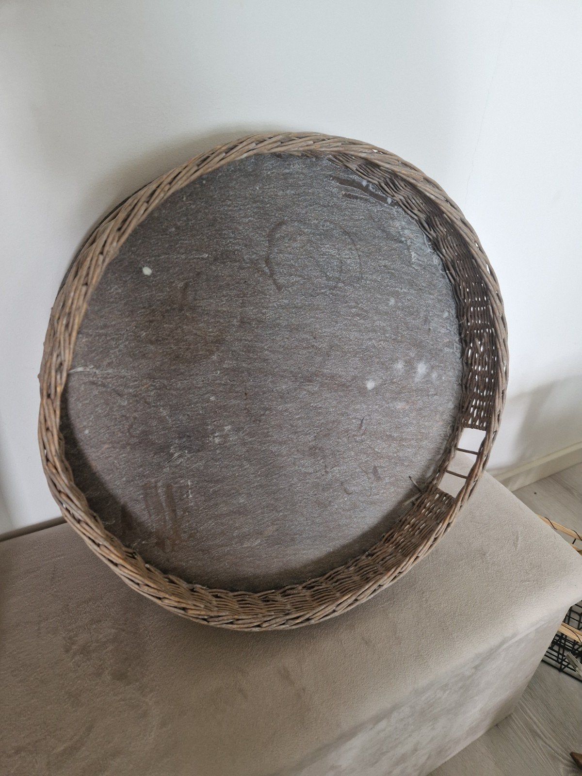 Rond houten dienblad met rieten rand, Gebruikt, Gevlochten, Rond, Ophalen of Verzenden