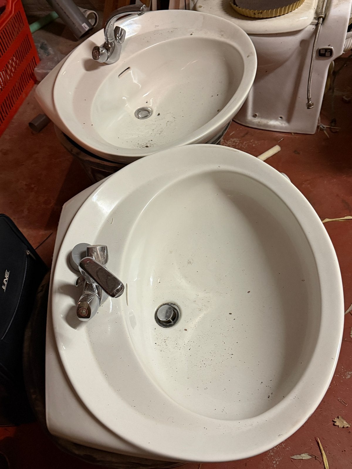 Twee gebruikte wastafels met kranen, Ophalen, Gebruikt, Chroom, Wastafel