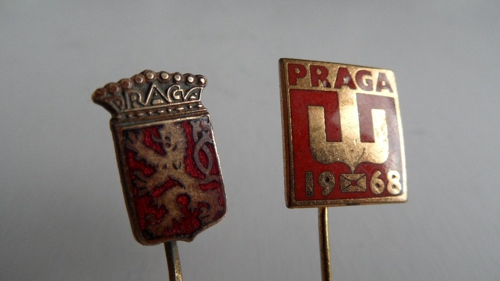 Praga oldtimertruck speldjes 2 x, Verzamelen, Speldjes, Pins en Buttons, Verzenden, Gebruikt, Merk, Speldje of Pin