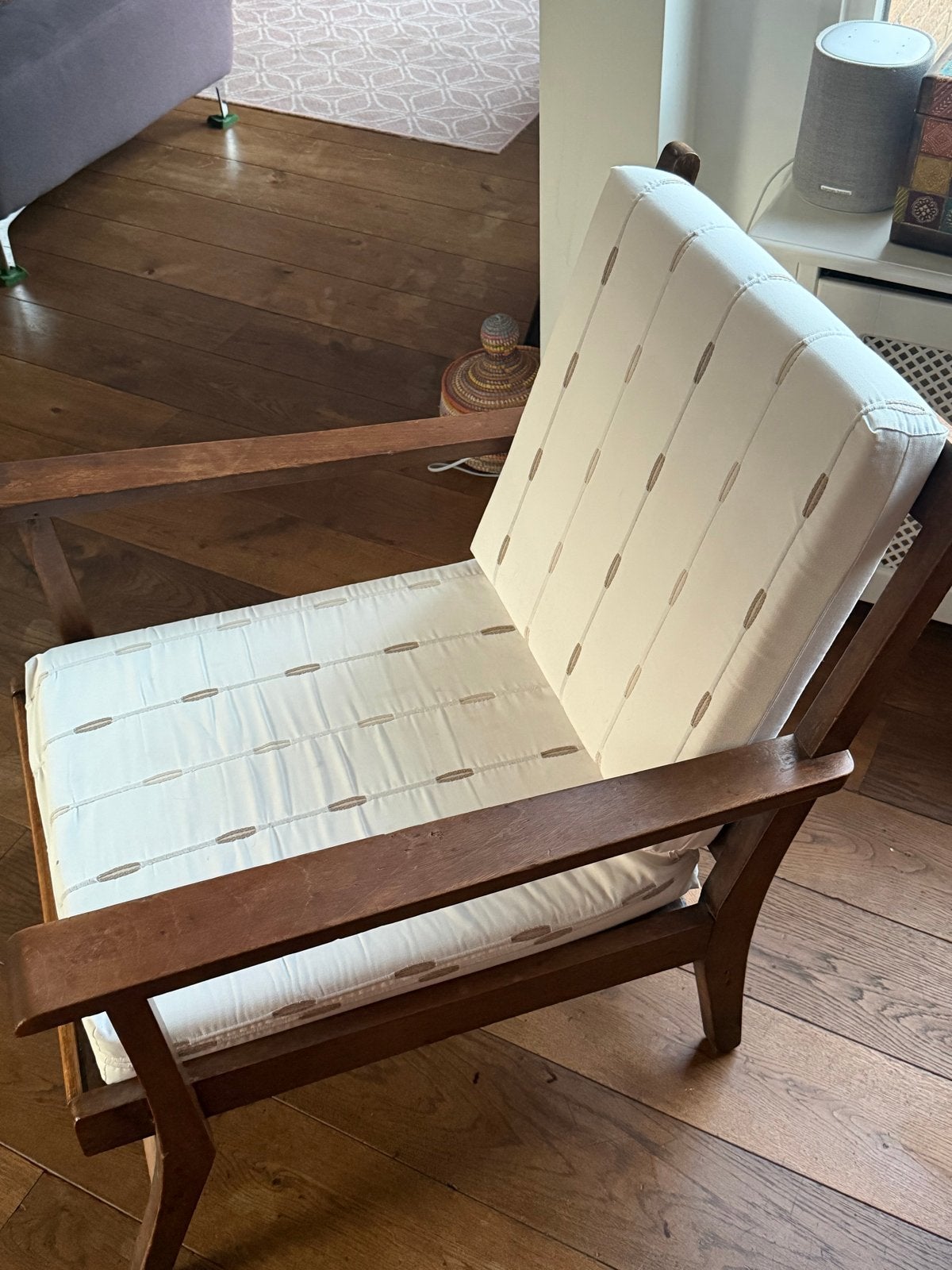Vintage Houten Afrikaanse Fauteuil met Crèmekleurige Kussens, Huis en Inrichting, Stoelen, Ophalen, Gebruikt, Overige kleuren