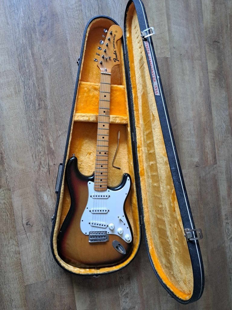 Fender Stratocaster 1975 sunburst nieuwstaat, Ophalen, Zo goed als nieuw, Solid body, Fender