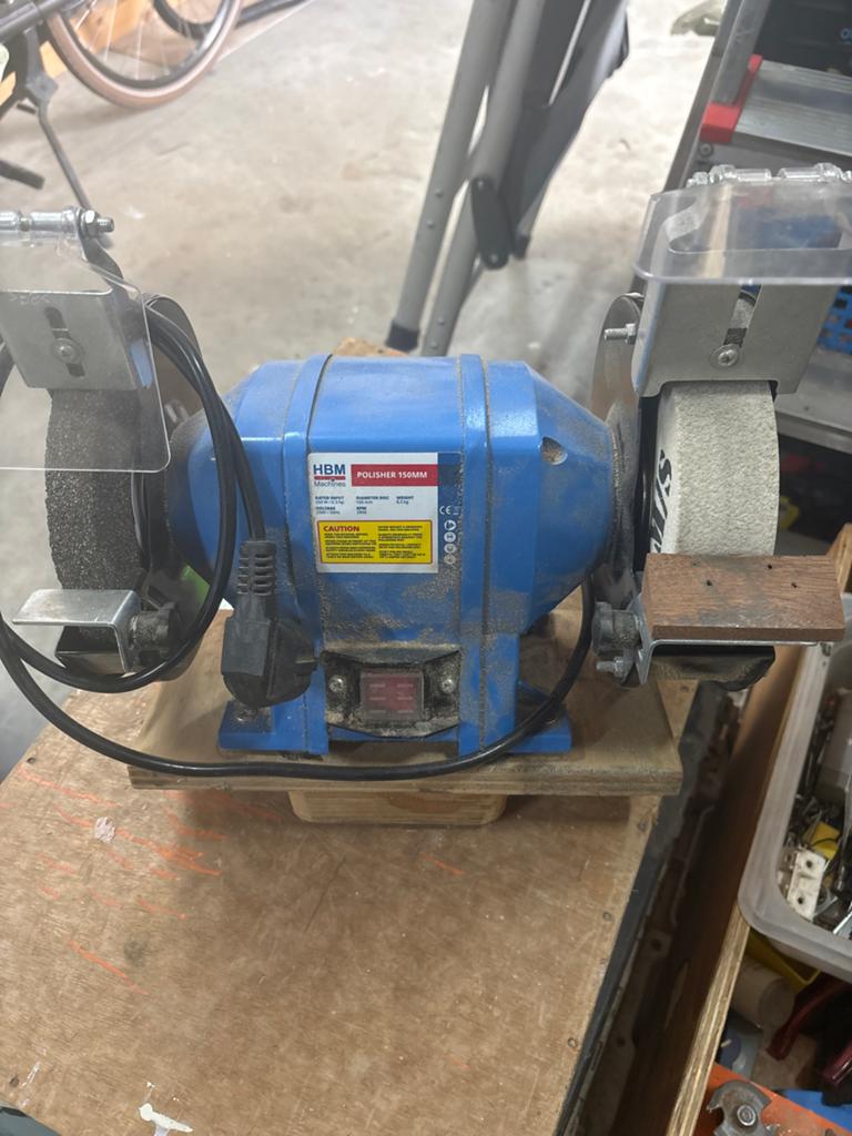HBM Polijstmachine 150mm - Werkbankslijpmachine, Ophalen, Gebruikt, Minder dan 700 watt, Werkbankslijpmachine