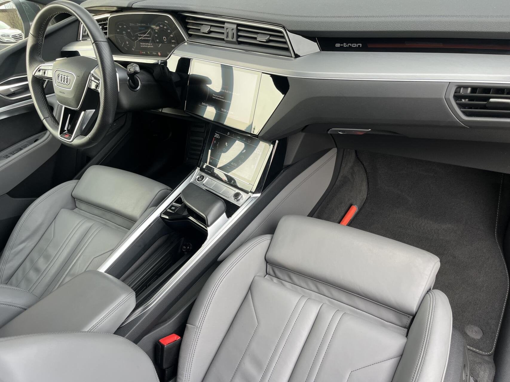 Audi Q8 e-tron 55 QUATTRO S-LINE 115 kWh 408PK ACC+MEMORY, Automaat, 131 €/maand, Zwart, Automatische klimaatregeling