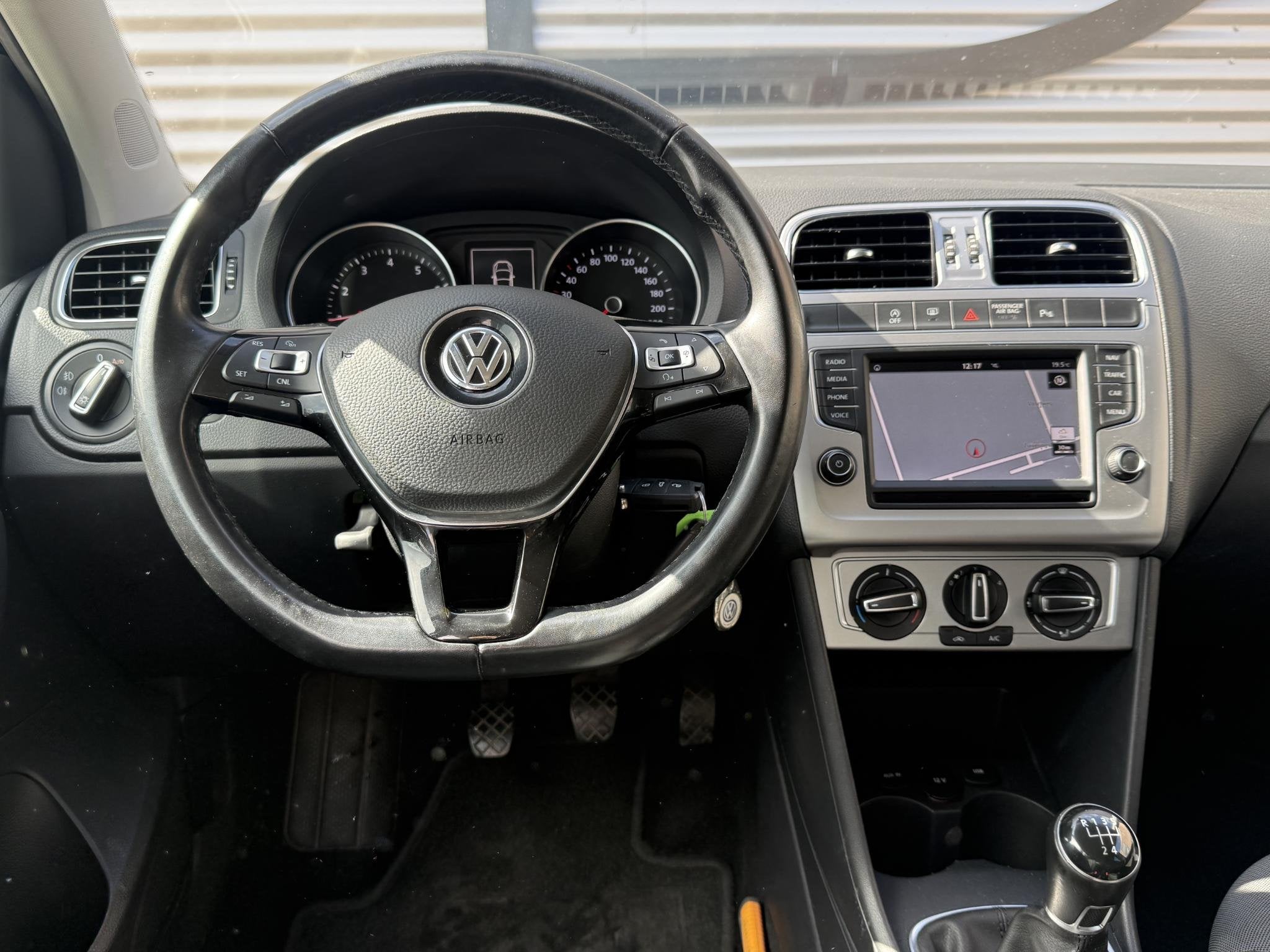 Volkswagen Polo 1.0 BlueMotion Edition 2e Eigenaar|Navi|Airc, Voorwielaandrijving, Stof, 95 pk, Zwart