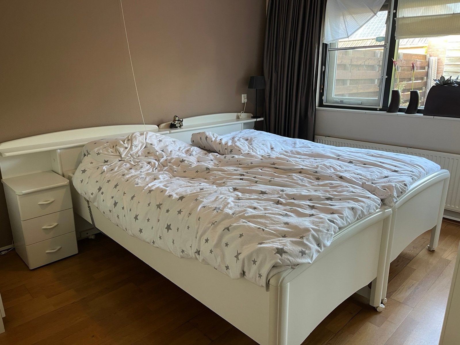 Moet zaterdag weg! Bed met ombouw, 2 kastjes elektr bodem, Ophalen, Wit, Tweepersoons, 180 cm