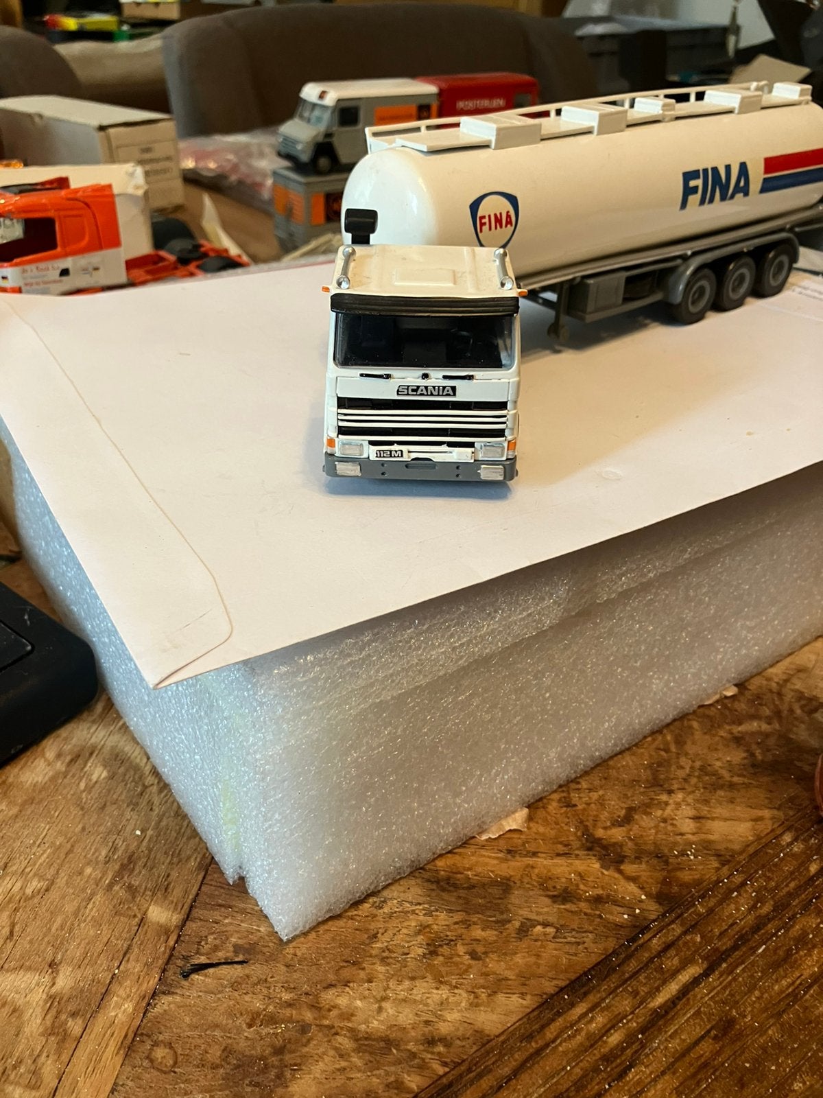 SCANIA 112M DUBBEL AANGEDREVEN TREKKER met Tank trailer FINA, Ophalen of Verzenden, Zo goed als nieuw, Bus of Vrachtwagen, Wsi