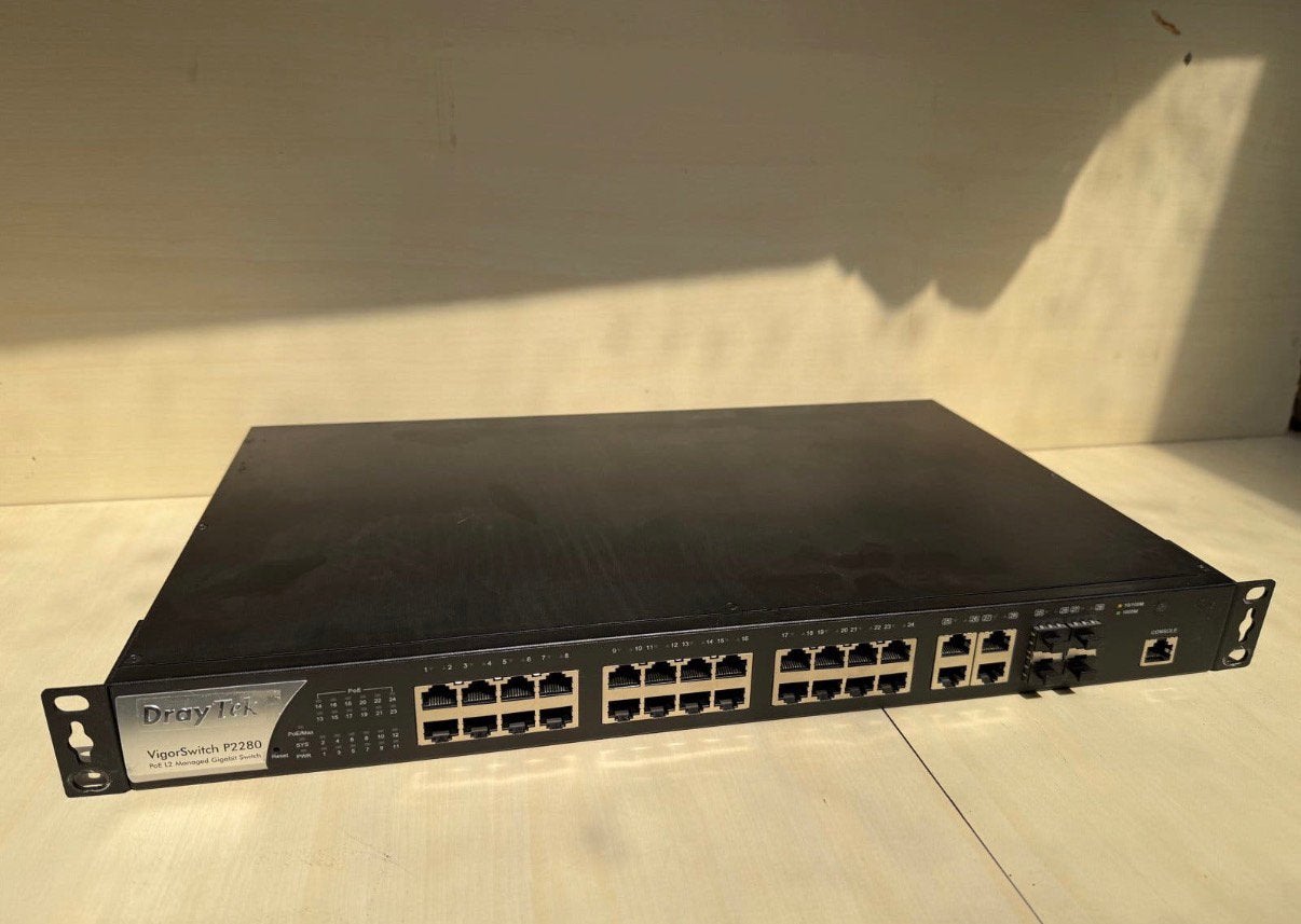 DrayTek VigorSwitch P2280 Gigabit Managed PoE Switch, Computers en Software, Ophalen of Verzenden, Gebruikt