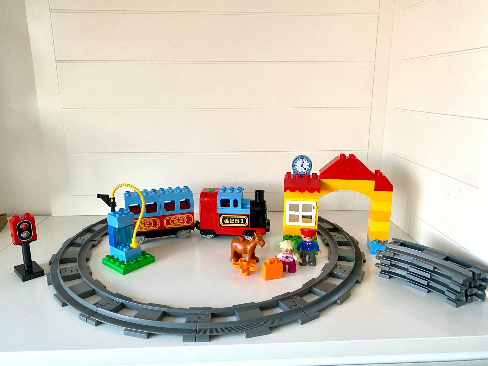 Duplo Trein 10507 met Rails, Station en Figuren Complete Set, Gebruikt, Ophalen of Verzenden, Compleet, Duplo