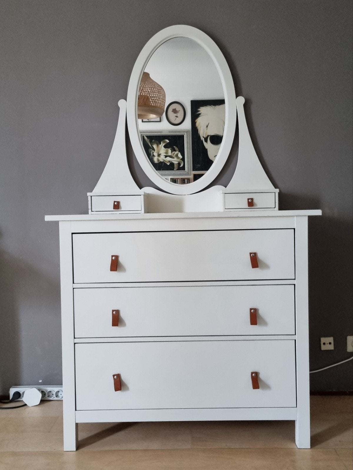 Witte Hemnes ladekast met spiegel en leren handgrepen, Huis en Inrichting, Ophalen, Gebruikt, 100 tot 150 cm, 100 tot 150 cm