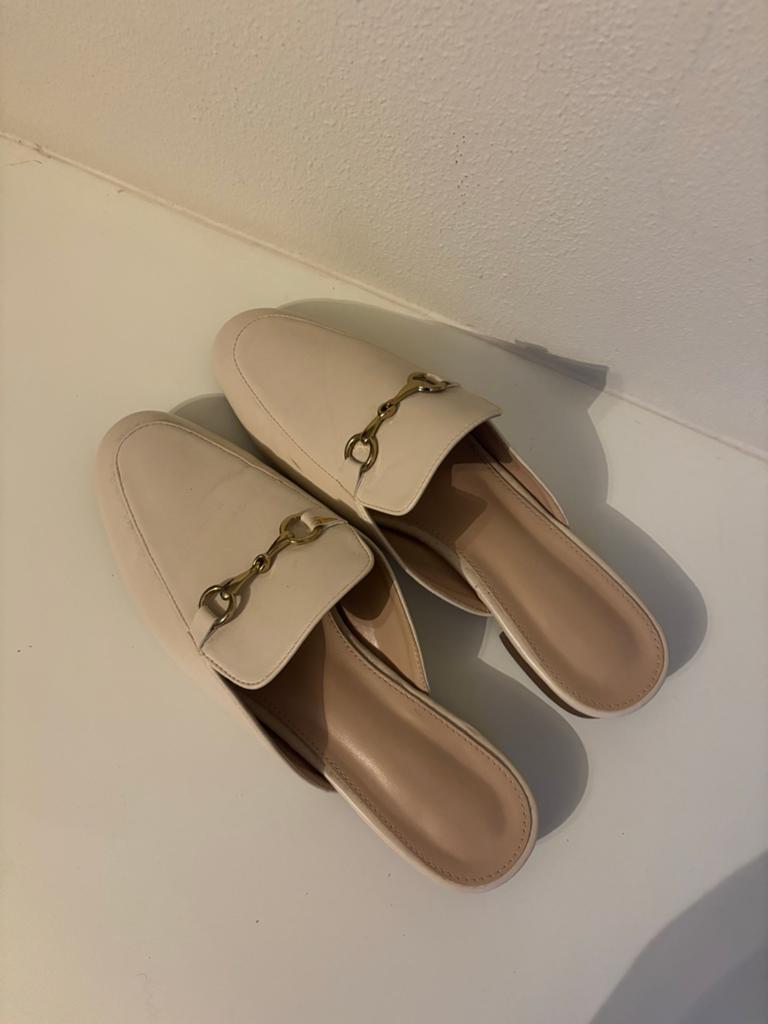 Crèmekleurige instappers met goudkleurige gesp gucci, Ophalen of Verzenden, Zo goed als nieuw, Beige, Instappers