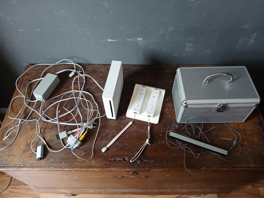 Wii Console met accessoires en opbergkoffer, Ophalen of Verzenden, Gebruikt, Met 2 controllers