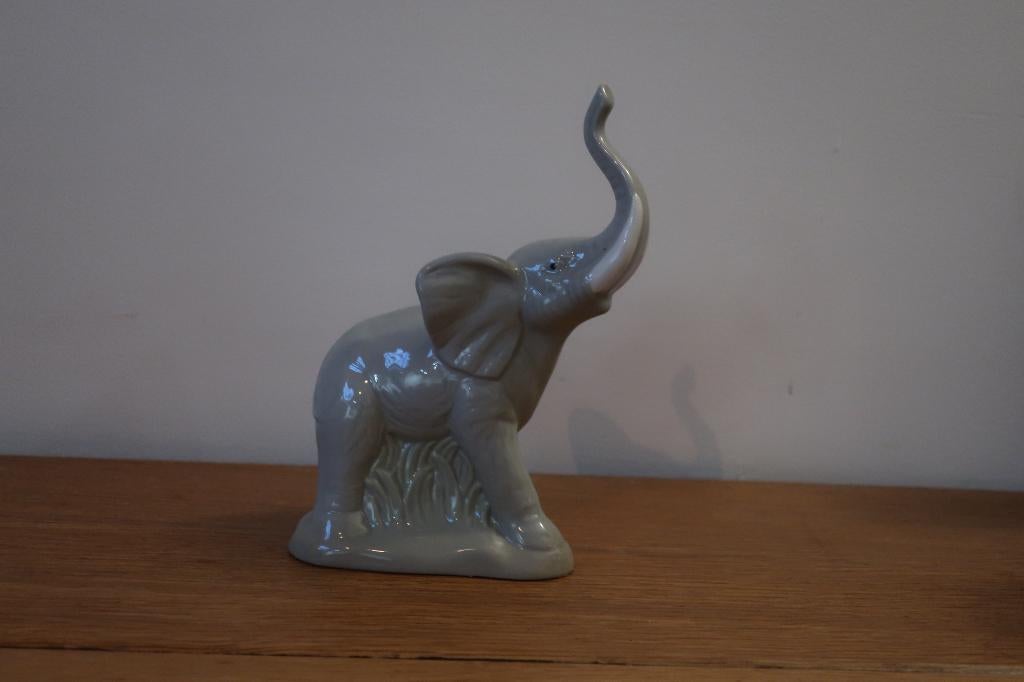 m. requena - Beeldje - Porselein olifant, Ophalen of Verzenden, Zo goed als nieuw, Overige typen
