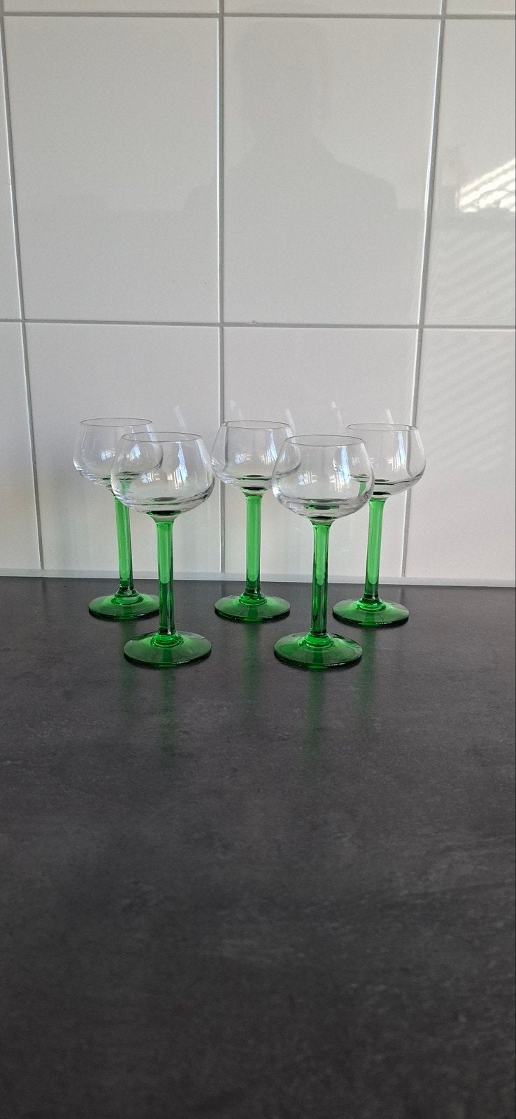kleine vintsge glaasjes op hoge groene voet, Ophalen of Verzenden, Zo goed als nieuw, Overige typen