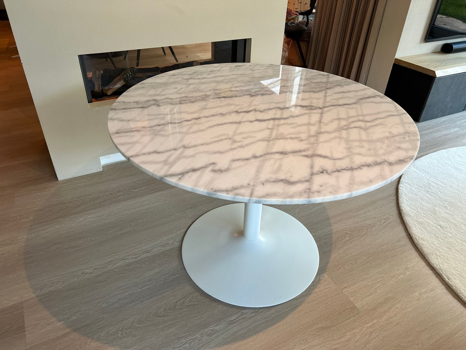 Ronde eettafel marmer 110cm en witte stalen voet, Ophalen, Marmer, Rond, Zo goed als nieuw