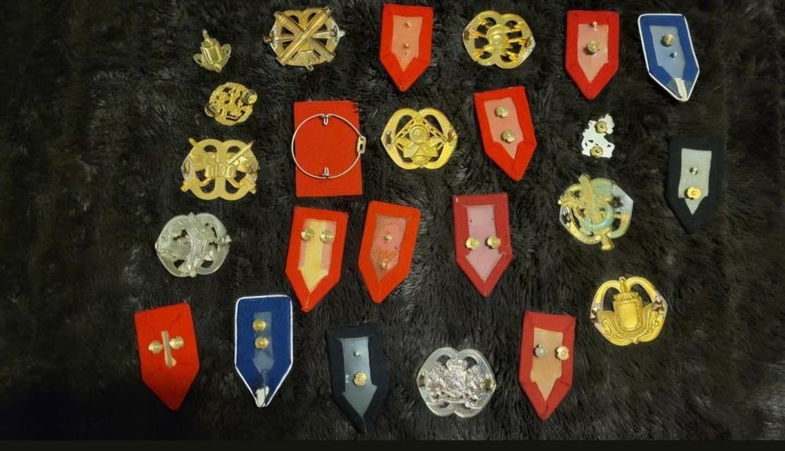 Diverse militaire emblemen en insignes, Verzamelen, Ophalen of Verzenden, Landmacht, Overige gebieden, Embleem of Badge