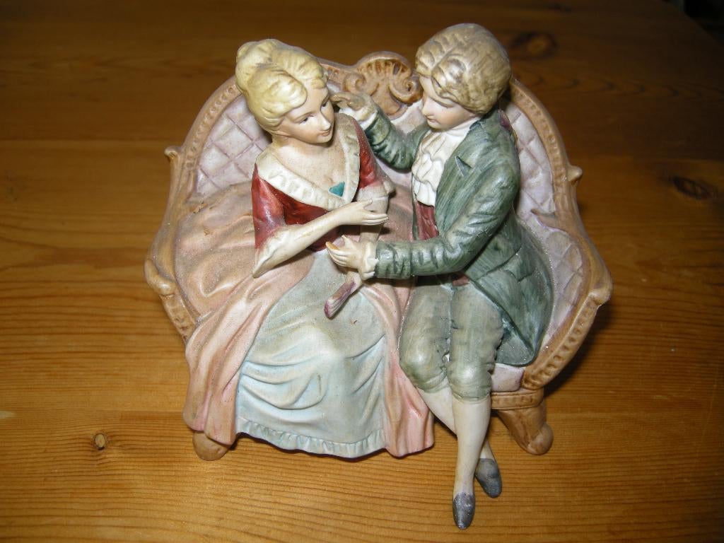 Beeldje vrouw en man op een bankje 14 cm en ook oud barok be, Ophalen