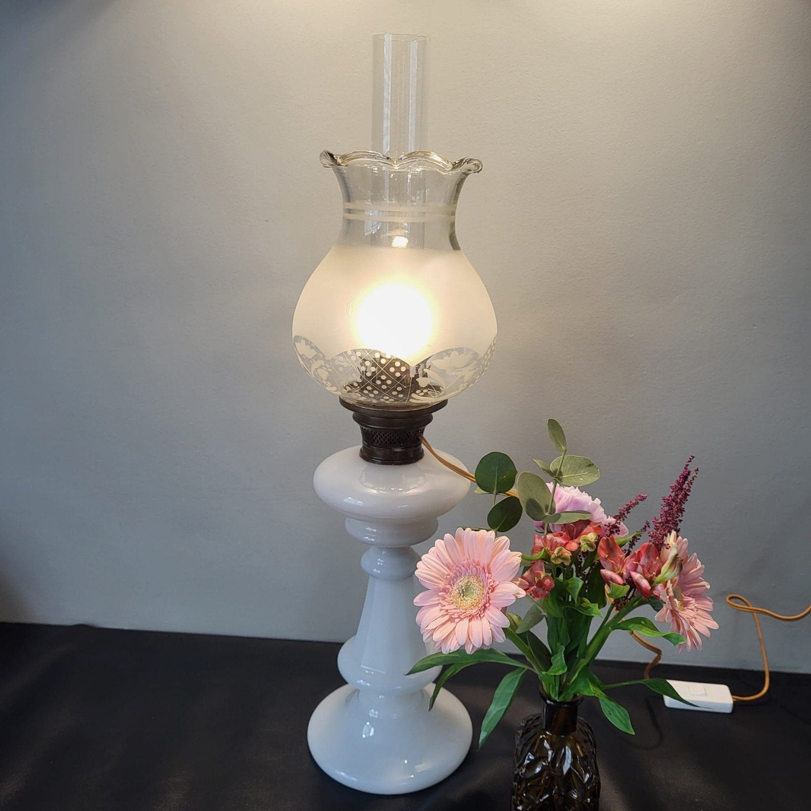 Witte opaal lamp, voorheen olielamp, 60cm hoog, Ø17cm, Antiek en Kunst, Antiek | Lampen, Ophalen of Verzenden