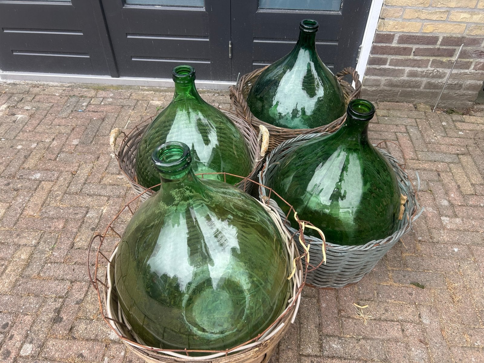 2 oude wijnflessen, Ophalen