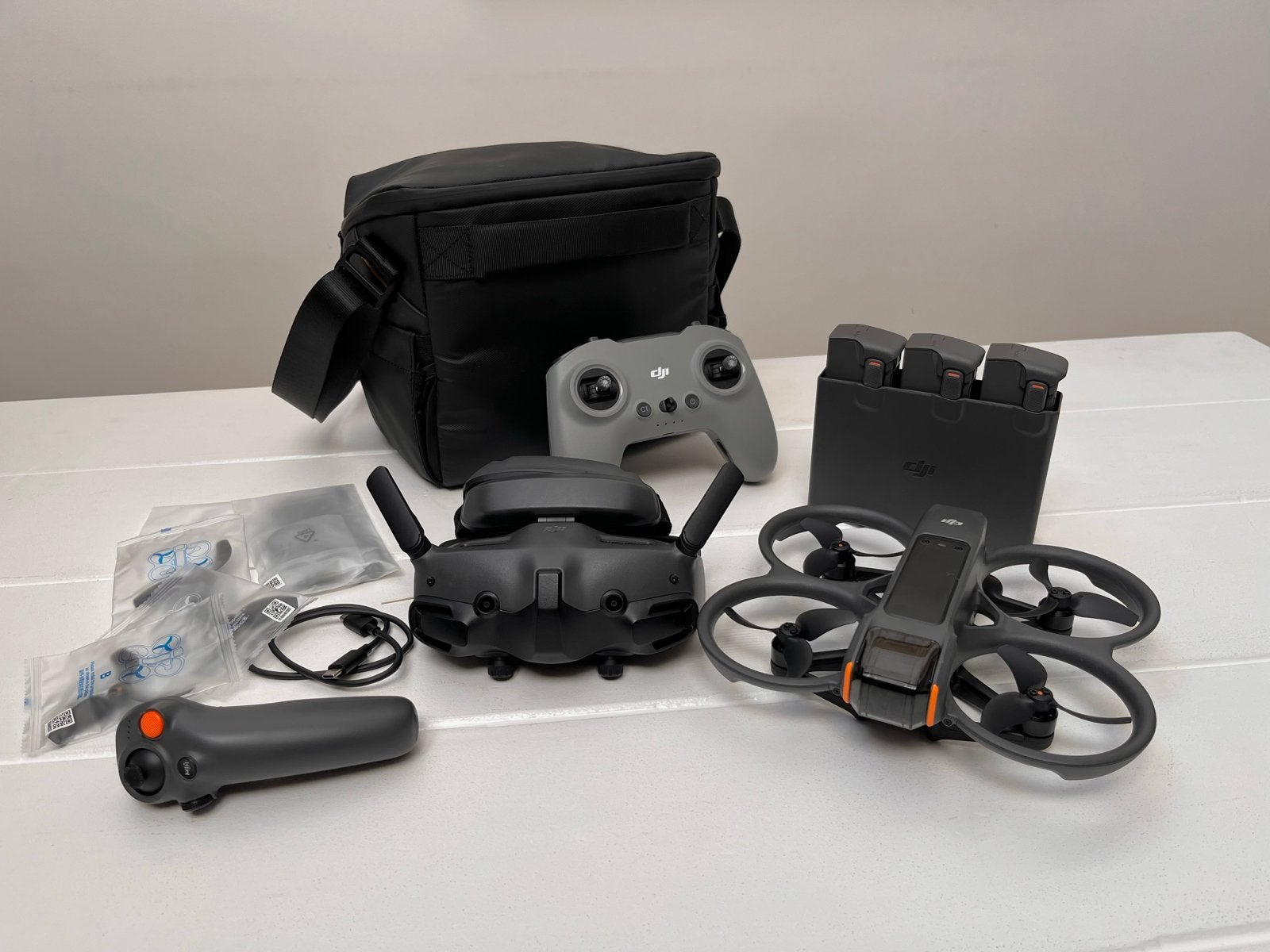 DJI Avata 2 Fly More Combo - complete set met FPV controller, 250 tot 900 gram, Cameradrone, Zo goed als nieuw, 1 tot 5 kilometer